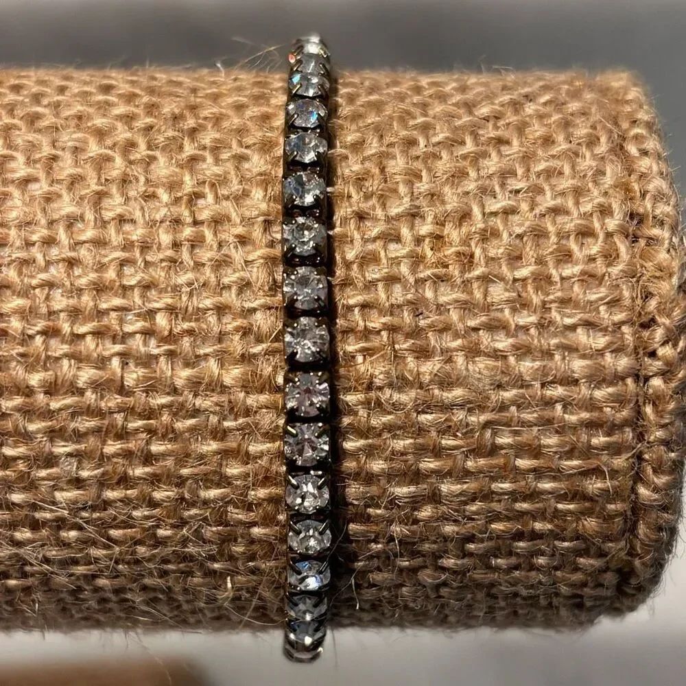 Francesca’s Collections Linear Prong Rhinestones Elastic Gold-tone Tennis Bracel